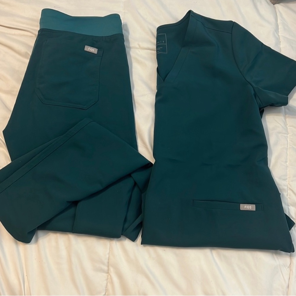 FIGS scrub set